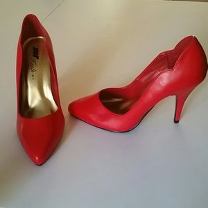 HOT HEELS BRAND Scalloped Pump Size 8.5